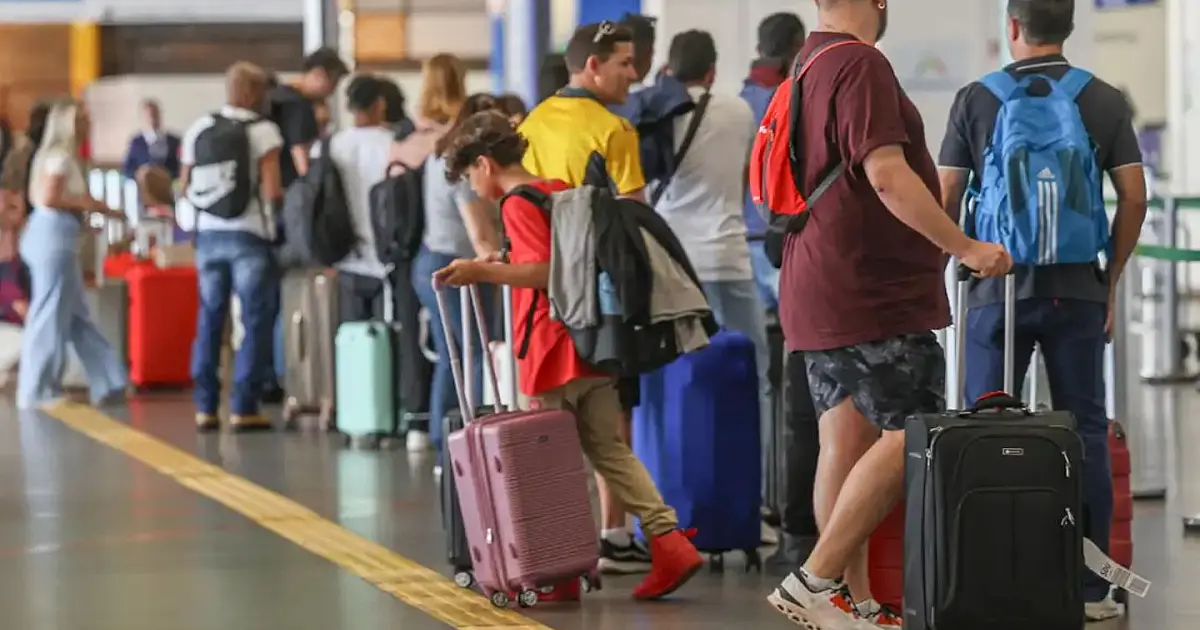 Avião em aeroporto representando aumento e controle da passagem aérea