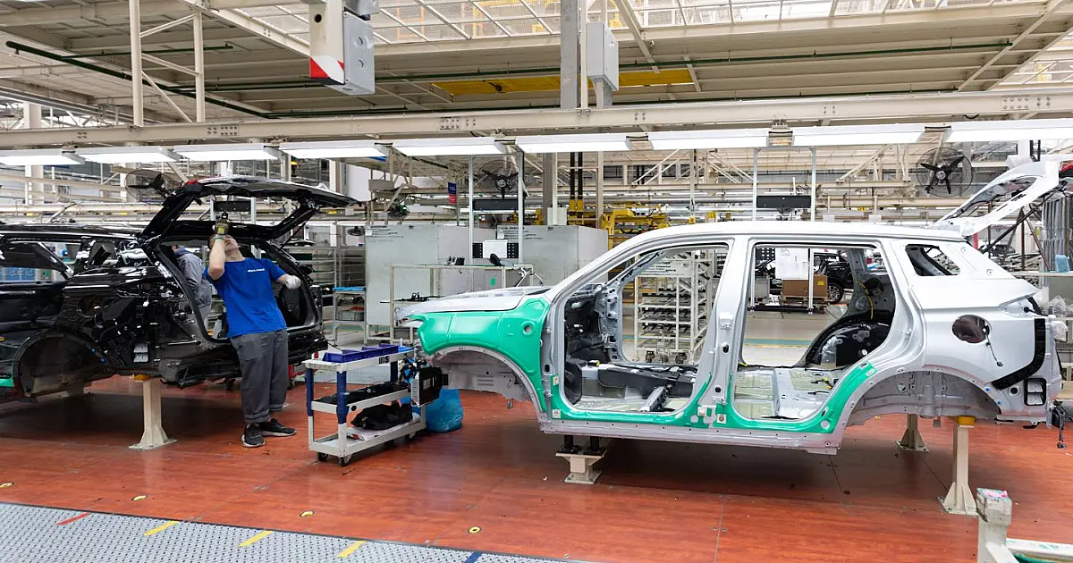 Carros em processo de montagem em fábrica da indústria automotiva