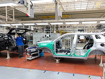 Linha de montagem de veículos em fábrica da indústria automotiva