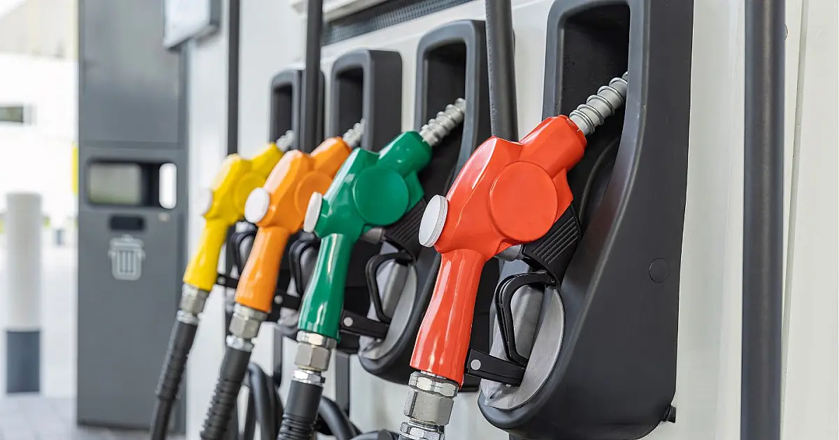 Bomba de combustível em posto de gasolina durante abastecimento