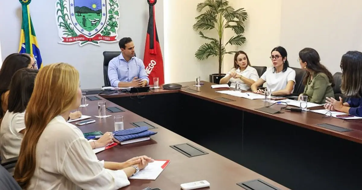 Governador Lucas Ribeiro durante reunião sobre criação de parque sensorial para pessoas com autismo