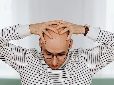 Pesquisa aponta melhora capilar com sérum natural aplicado no couro cabeludo.