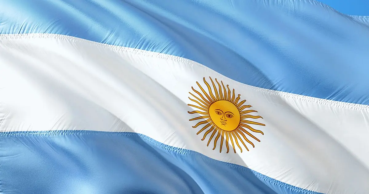 Bandeira da Argentina representando reforma trabalhista com jornada de 12 horas.
