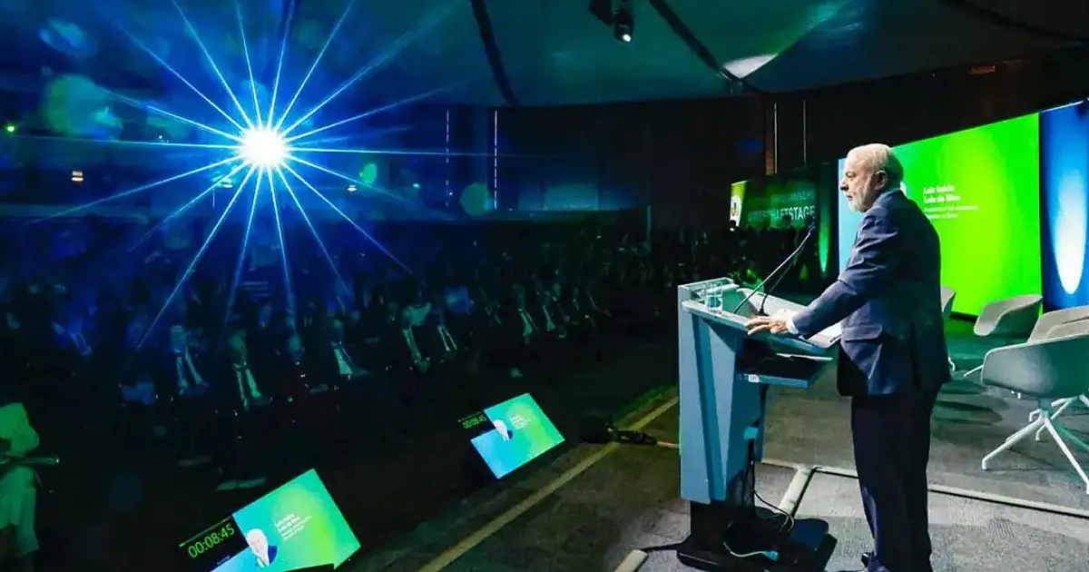 Luiz Inácio Lula da Silva falando com jornalistas durante viagem internacional.