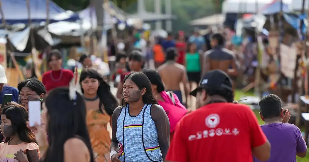 Indígenas reunidos em acampamento durante mobilização nacional em Brasília