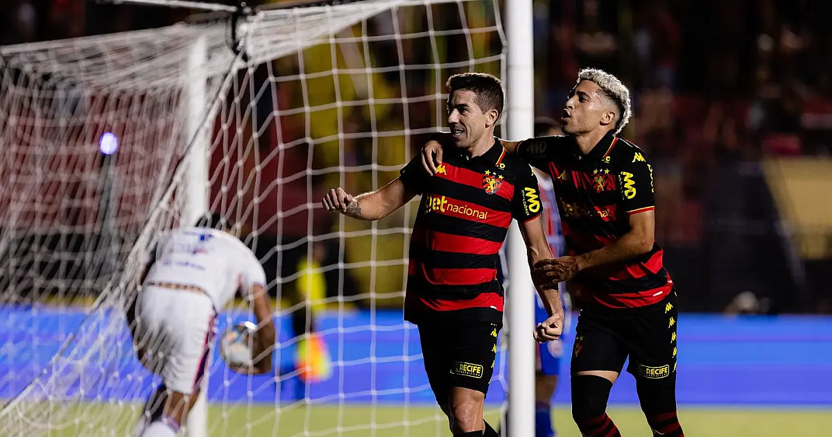 Jogadores do Sport comemoram goleada sobre o Maranhão na Ilha do Retiro