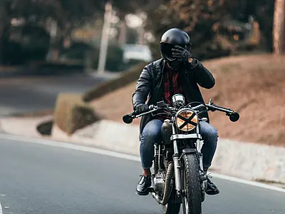 Nova norma exigirá selo digital com QR Code em capacetes vendidos no Brasil.