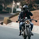 Nova regra muda capacetes e cria exigência para motociclistas