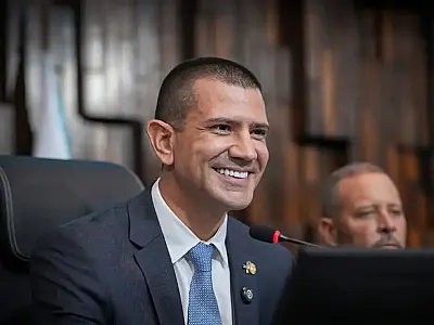 Douglas Ruas assume presidência da Alerj após eleição em plenário.