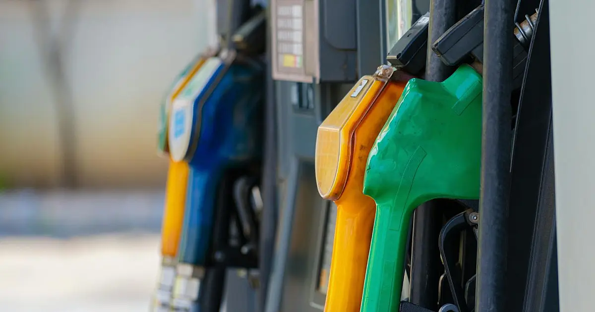 Bombas de combustível em posto com destaque para diesel