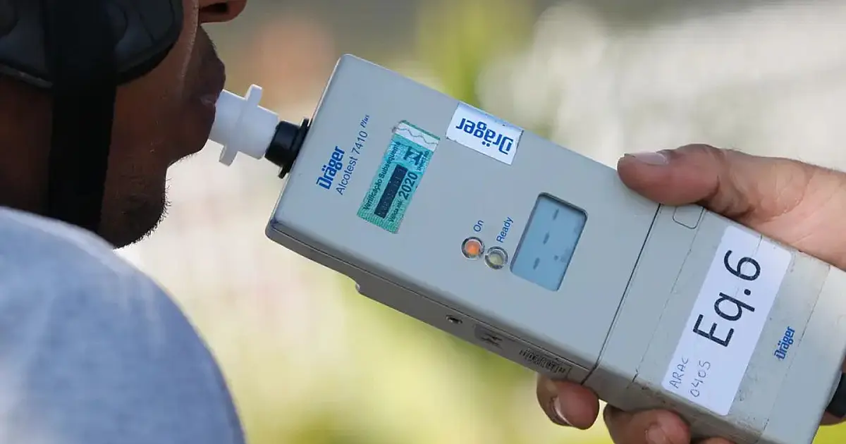 Fiscalização de trânsito durante operação da Lei Seca em via pública.