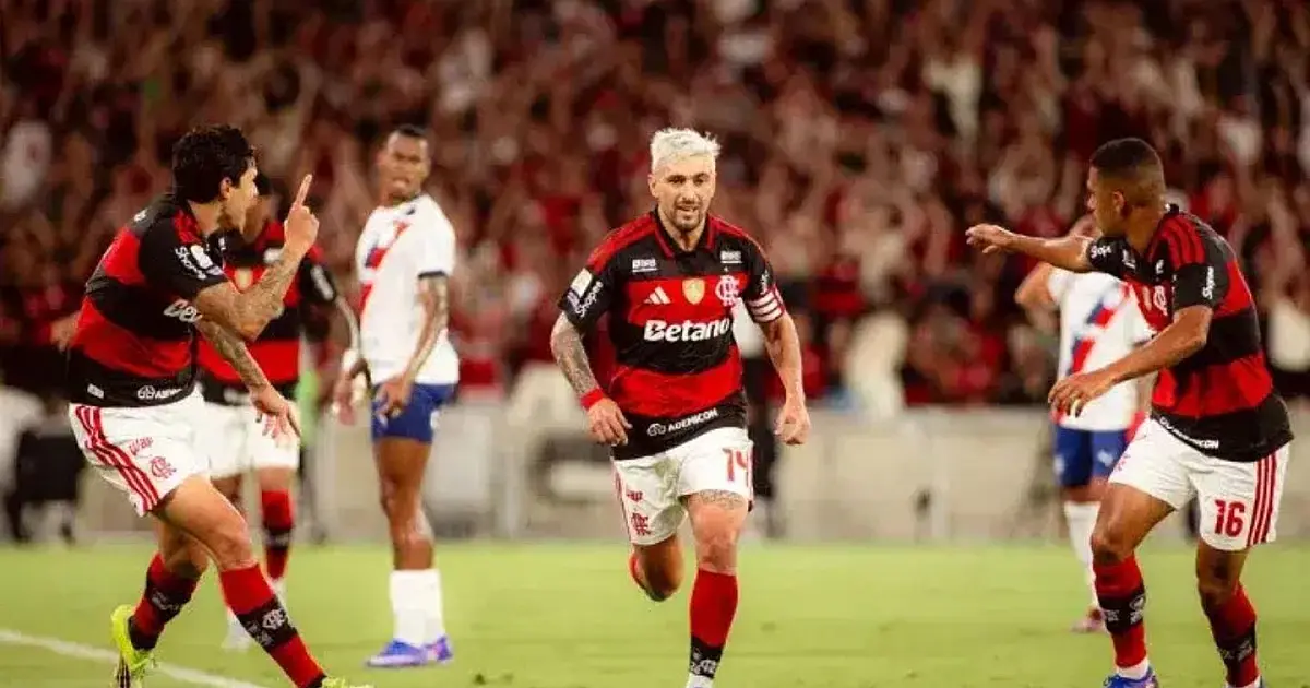 Jogadores do Flamengo comemorando vitória no Maracanã após assumir liderança histórica no Brasileirão.