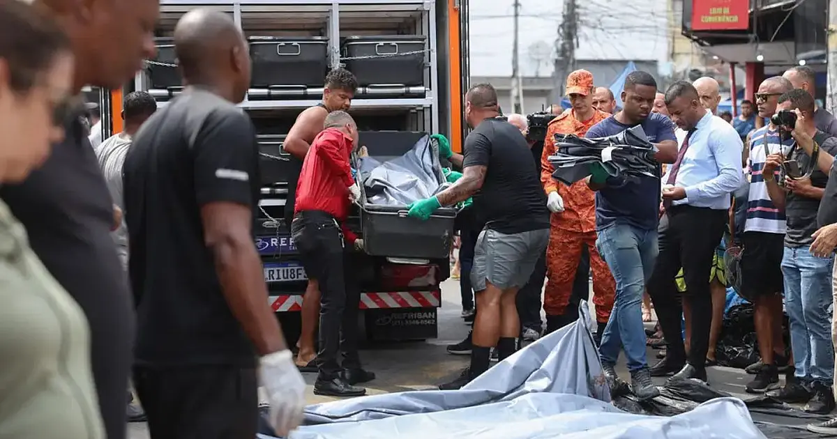 Agentes de segurança durante operação policial com uso de câmeras corporais