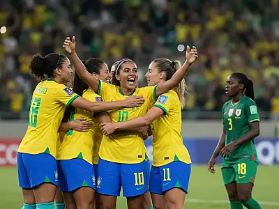 Jogadoras da Seleção Brasileira celebram um dos seis gols marcados na Arena Pantanal contra a Zâmbia.