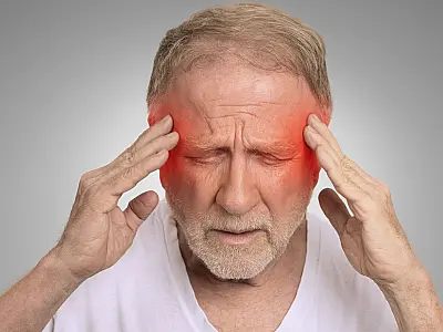 Dor de cabeça ao acordar pode ter causas simples, mas também exige atenção em alguns casos