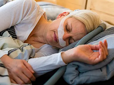 Alguns sinais de apneia do sono costumam aparecer logo ao acordar.