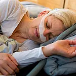 6 sintomas de apneia do sono que aparecem ao acordar