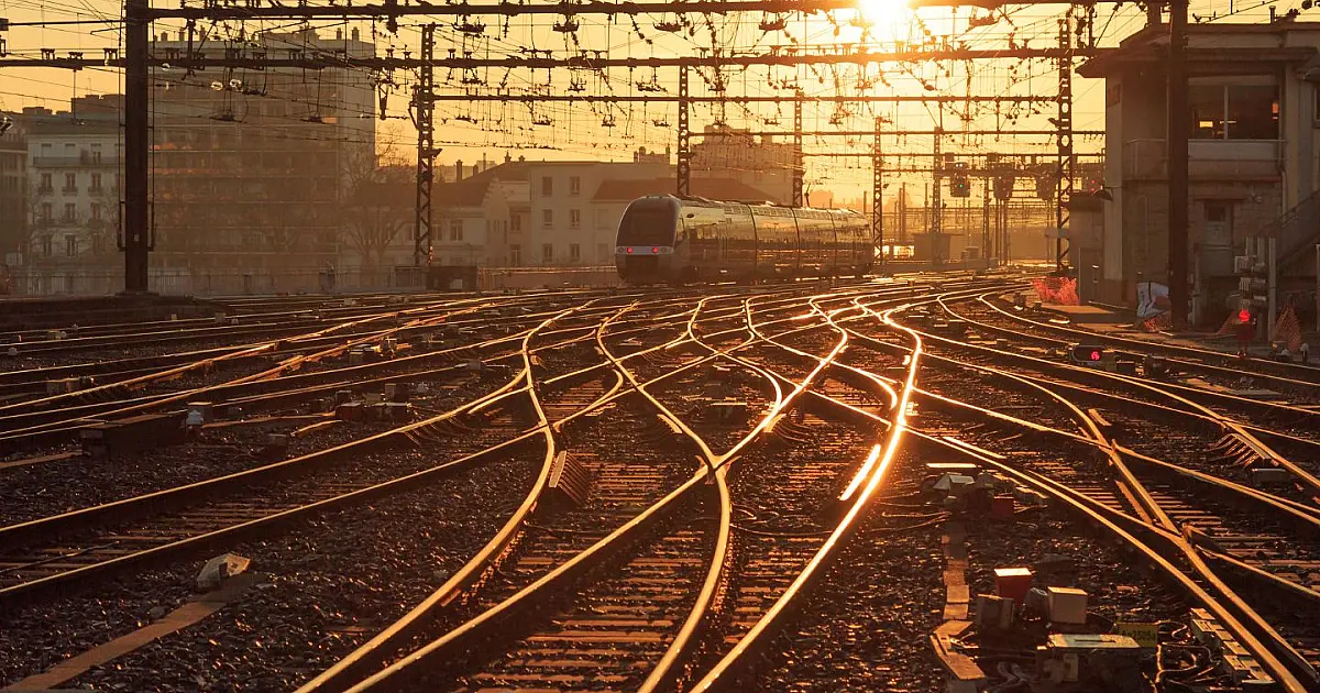 Linha férrea ao amanhecer representando projeto de ferrovia no Brasil