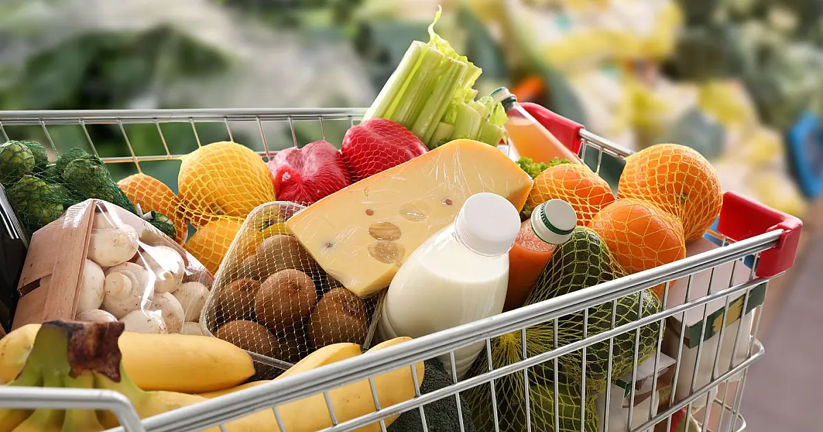 Prateleira de supermercado com produtos alimentícios durante período de alta de preços.