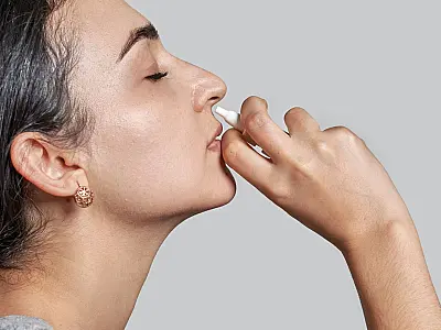 Estudo aponta spray nasal experimental como promessa para memória no envelhecimento.