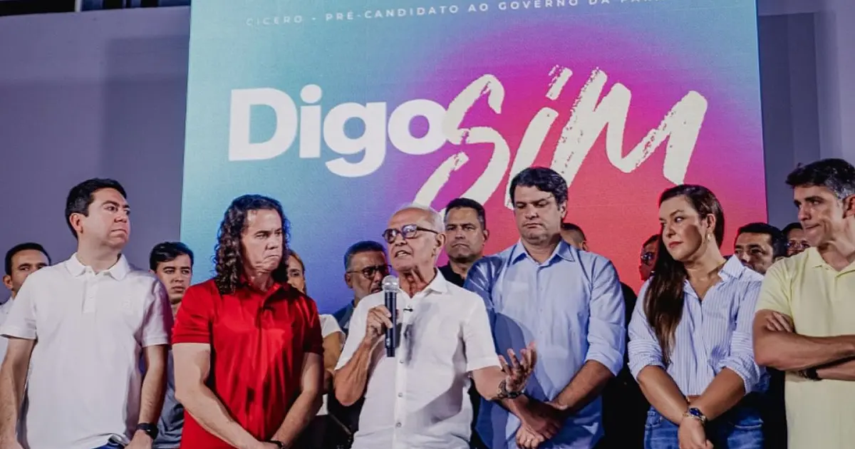 Cícero Lucena durante anúncio de renúncia da prefeitura