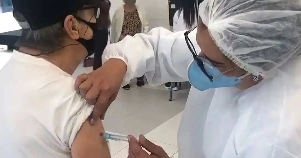 Profissional de saúde organiza doses da vacina contra covid-19 para distribuição