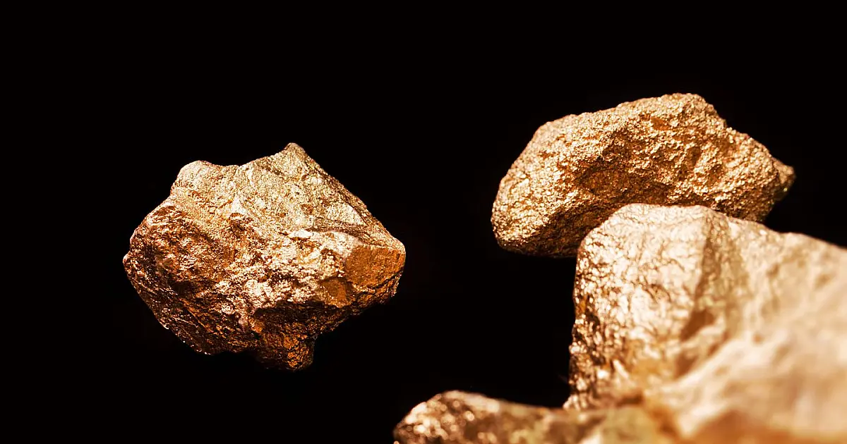 Pepitas de ouro sobre fundo preto representando mineração de ouro