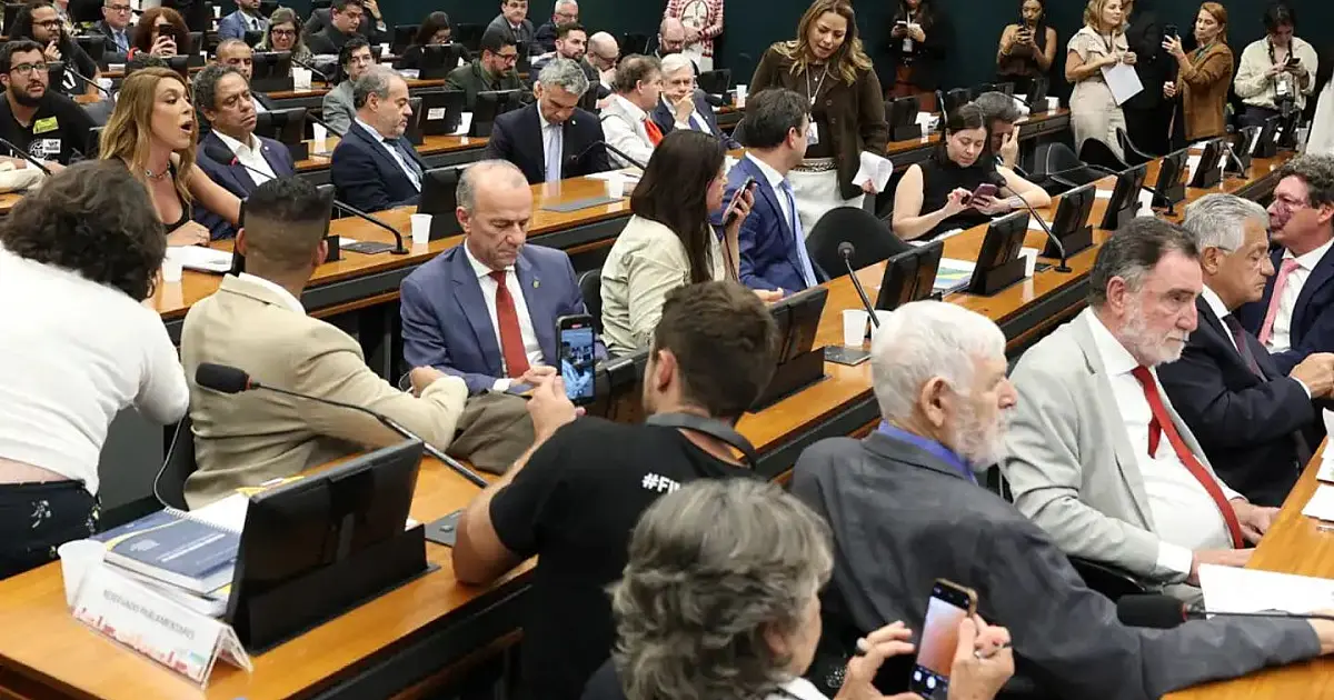 Sessão da Câmara dos Deputados debatendo proposta sobre jornada de trabalho