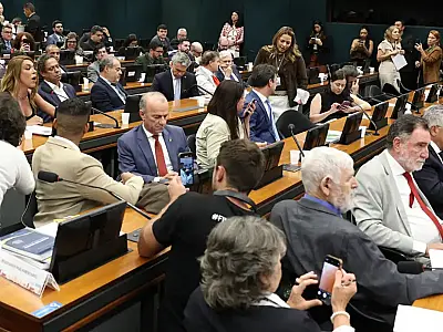 Votação da PEC que prevê fim da escala 6x1 é adiada na Câmara