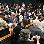 Pedido de vista adia votação de PEC que prevê fim da escala 6x1