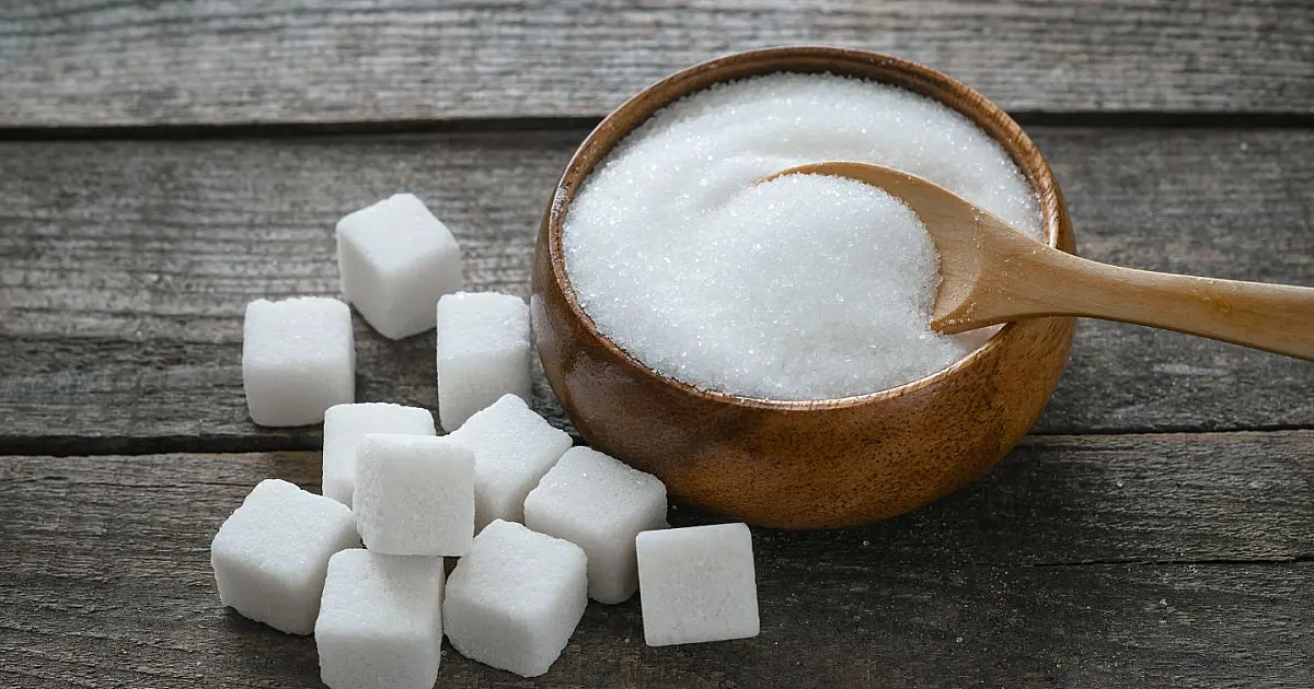 Açúcar em colher representando consumo de açúcar na alimentação