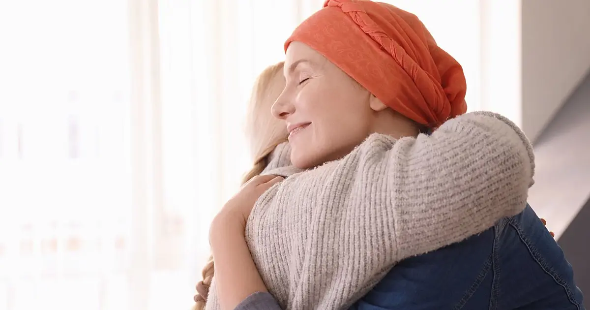 Mulher com câncer recebe apoio enquanto exame inovador promete diagnóstico precoce