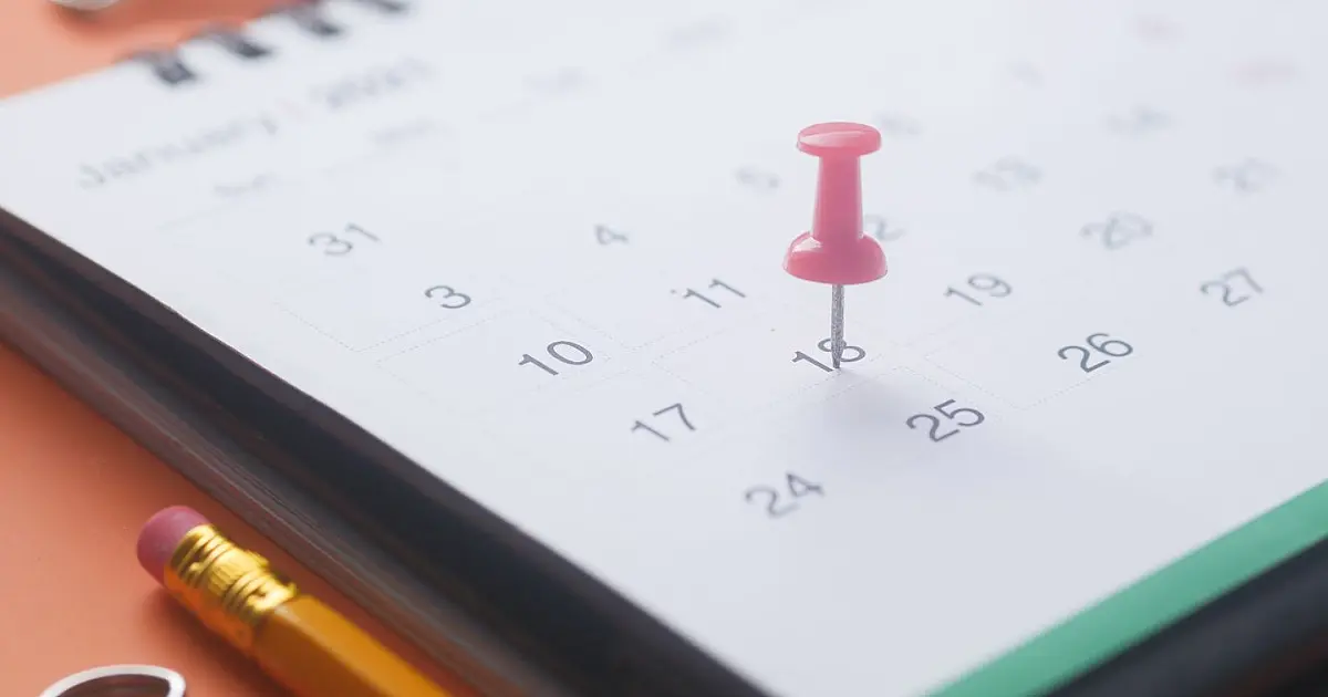 Calendário com alfinete rosa destacando data de feriado no mês de maio.