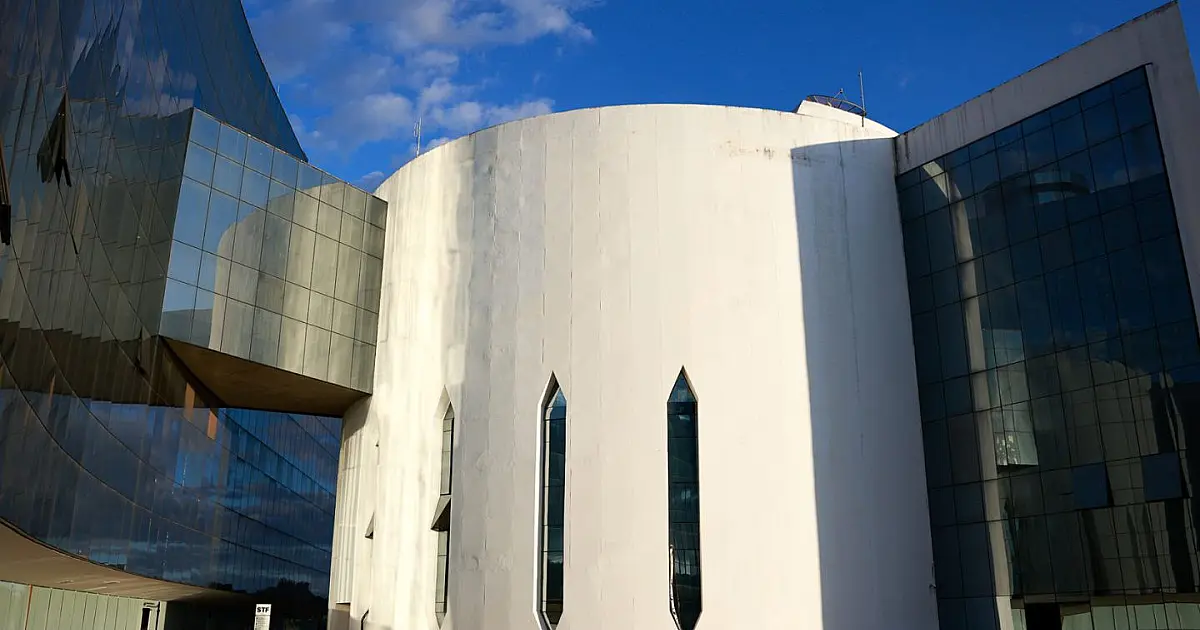 Fachada do STF em Brasília durante julgamento relacionado aos atos antidemocráticos.