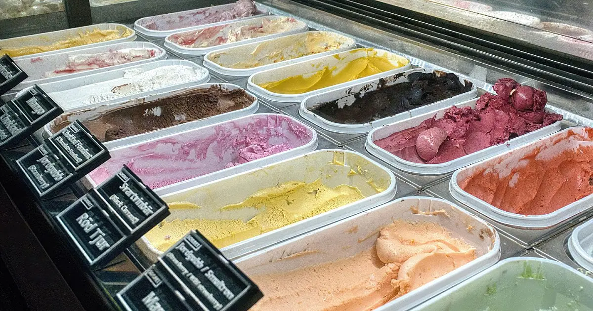 Variedade de sorvetes coloridos em vitrine de loja