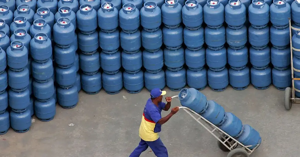 Botijões de gás empilhados em distribuidora após anúncio de medidas para conter preços.