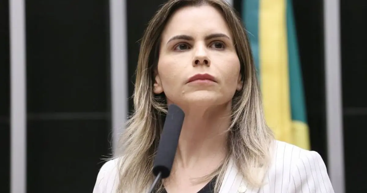Deputada em comissão da Câmara durante aprovação de proposta sobre concursos de beleza.