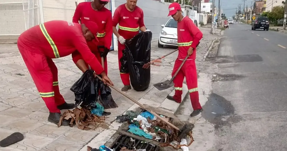 Equipes da limpeza urbana atuando com caminhões e máquinas em ação contra descarte irregular de lixo em João Pessoa.