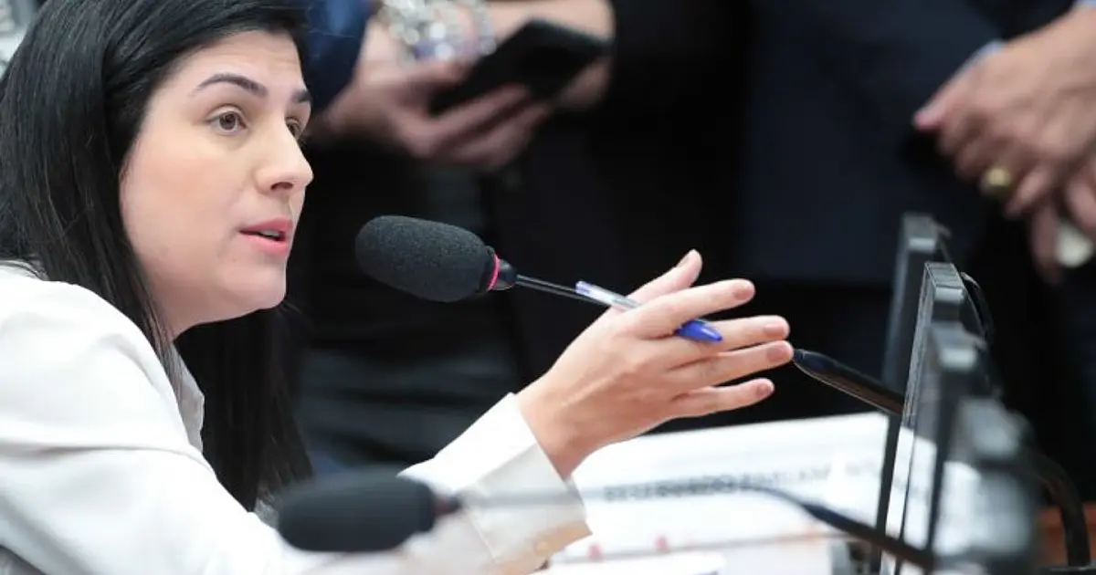 Deputada durante sessão na Câmara dos Deputados sobre projeto de saúde