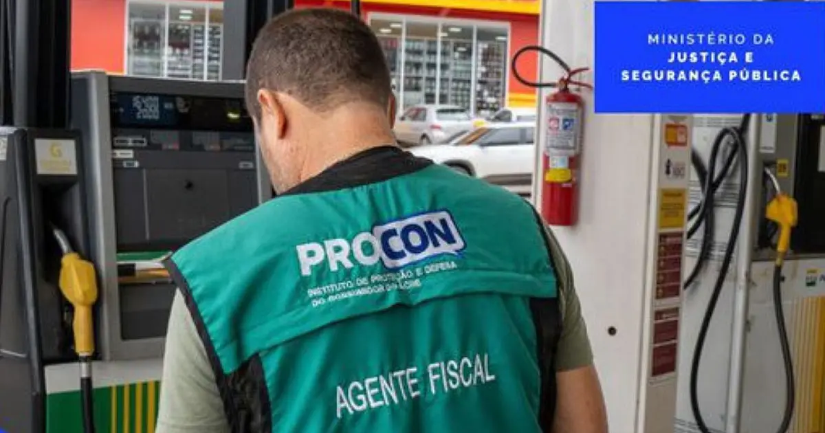 Agentes fiscalizando posto de combustíveis durante operação contra preços abusivos.