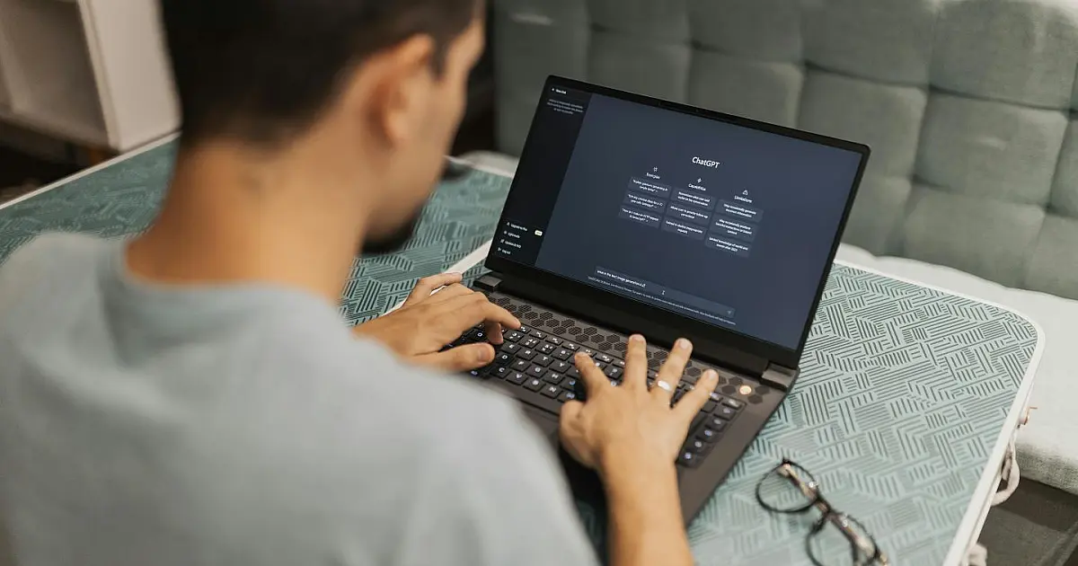Pessoa utilizando inteligência artificial em computador para obter informações de saúde