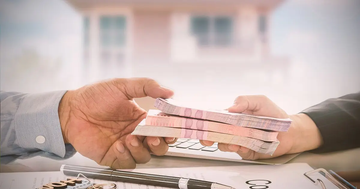 Pessoa analisando contrato de empréstimo consignado com documentos financeiros