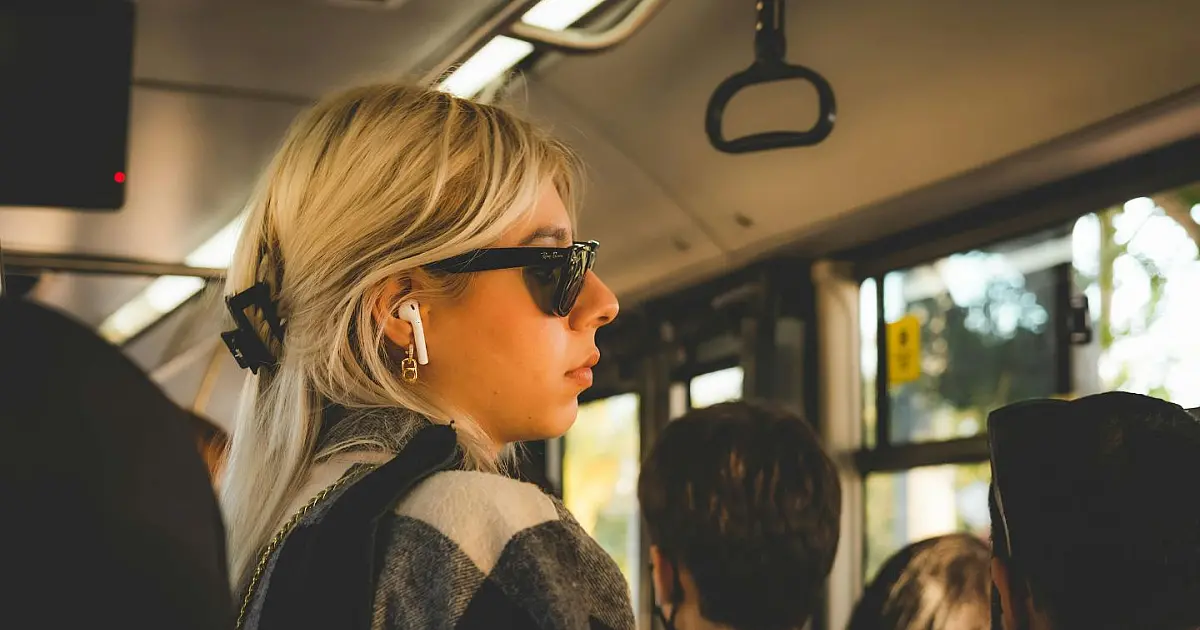 Mulher dentro de ônibus urbano representando possível alta nas tarifas de transporte público.