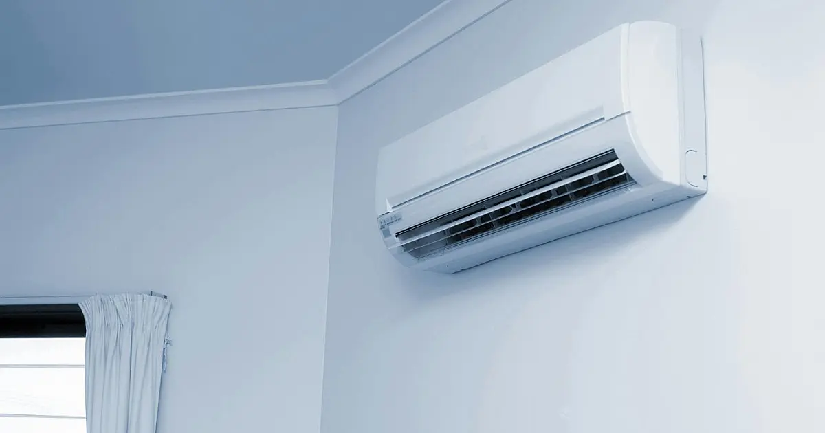 Ar-condicionado instalado em parede interna de ambiente residencial branco.