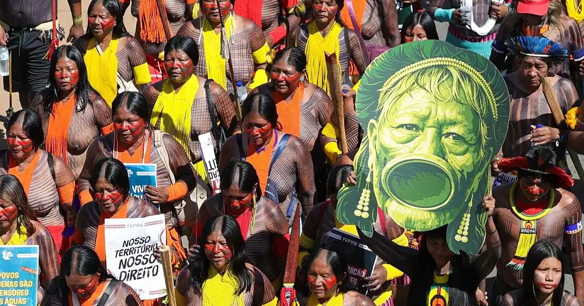Indígenas reunidos no Acampamento Terra Livre em Brasília defendendo direitos indígenas.