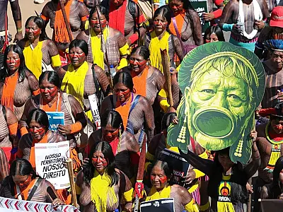 Indígenas participam do Acampamento Terra Livre em Brasília para discutir direitos e demarcação de terras.