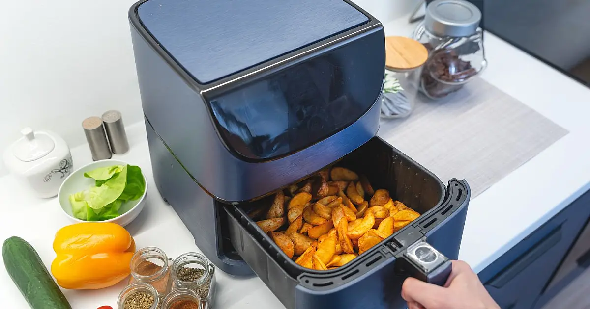 Air fryer posicionada na cozinha representando cuidados com revestimento interno e limpeza correta.