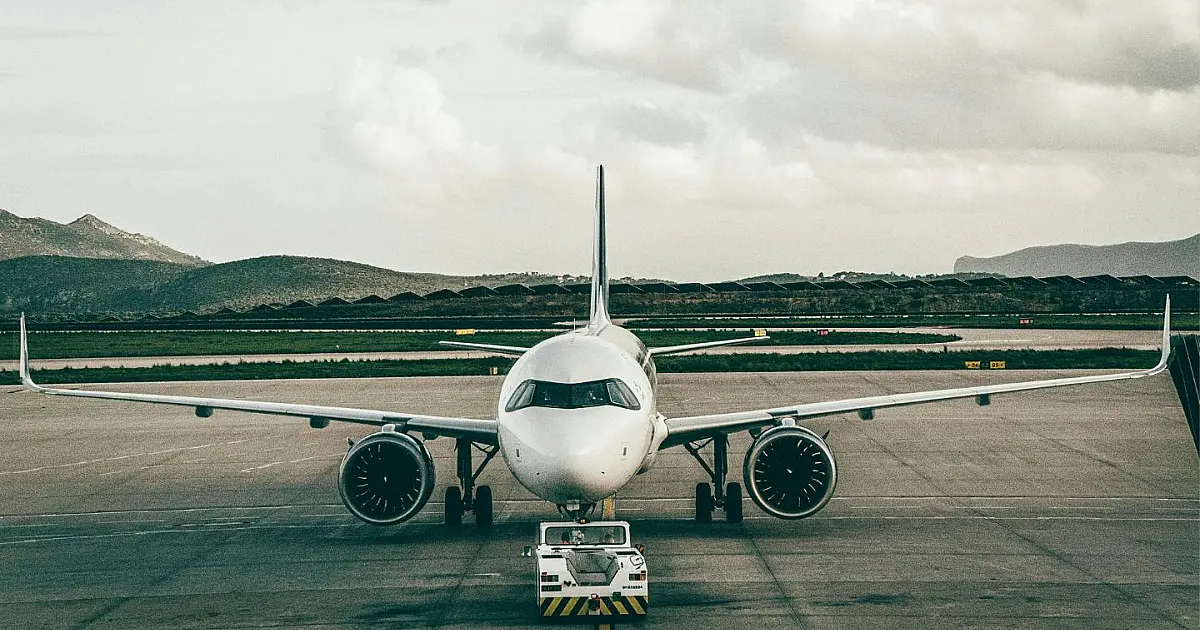 Avião comercial em pista de aeroporto pronto para decolagem