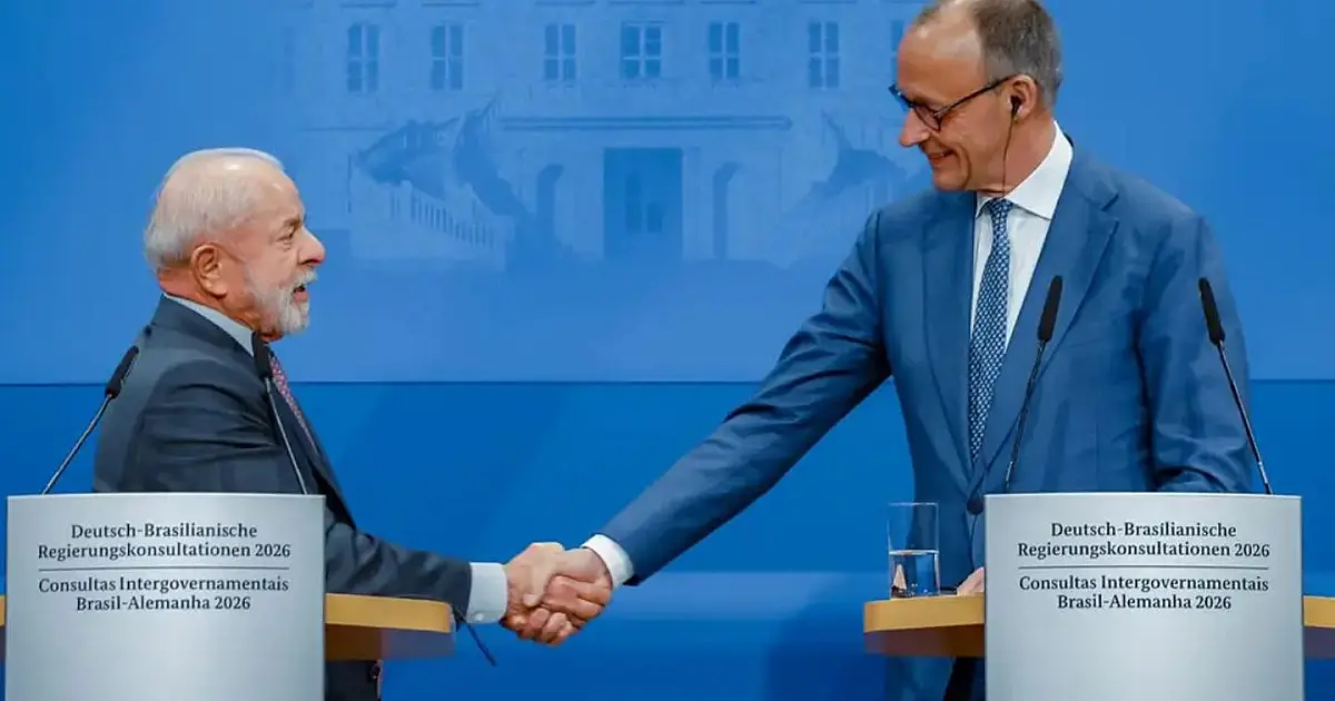 Lula ao lado de Friedrich Merz durante reunião oficial na Alemanha.