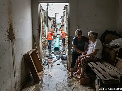 Moradora Cláudia da Costa observa obras de saneamento em frente à sua residência na Maré. Foto: Tânia Rêgo/Agência Brasil